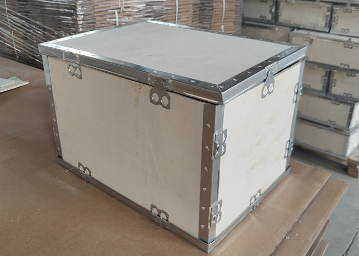 無(wú)錫某五金配件廠定做的鋼邊箱